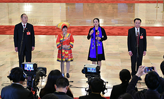 蔡松濤、杜麗群、楊小玲、賈立群代表接受采訪