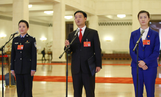 李貝、裴春亮、丁寧代表接受采訪