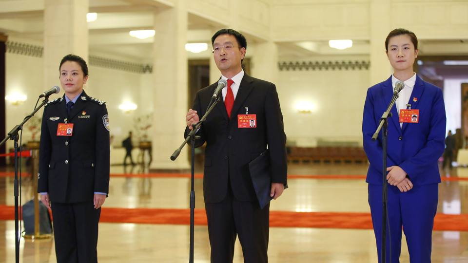 李貝、裴春亮、丁寧代表接受采訪