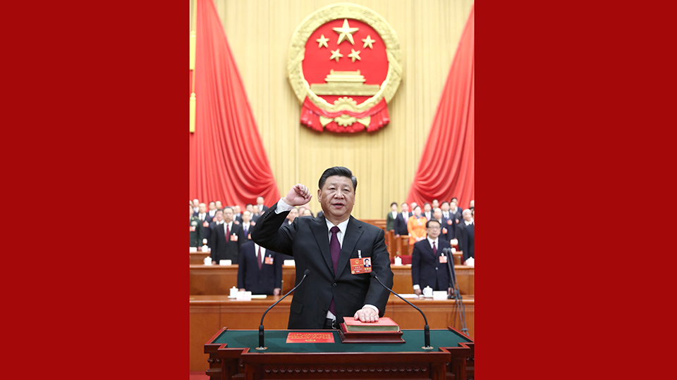 新當(dāng)選的國(guó)家主席、中央軍委主席習(xí)近平進(jìn)行憲法宣誓