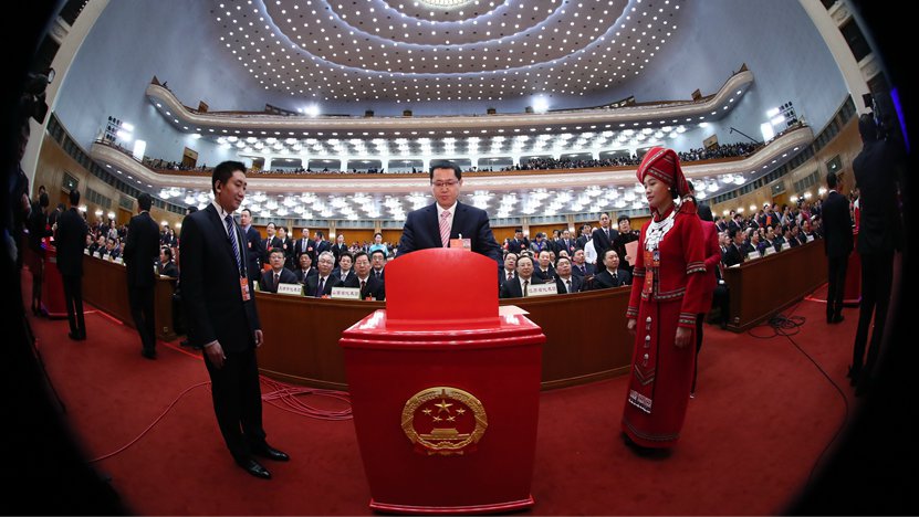 3月17日，人代會(huì)全體會(huì)議上代表在投票