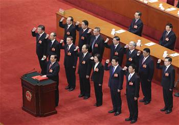 新當(dāng)選的全國(guó)人大常委會(huì)副委員長(zhǎng)、秘書(shū)長(zhǎng)進(jìn)行憲法宣誓