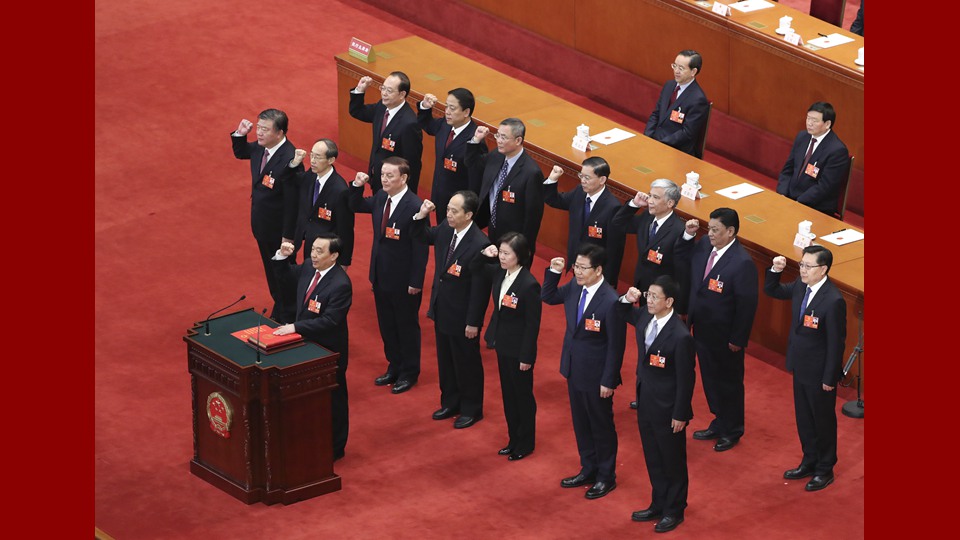 新當(dāng)選的全國(guó)人大常委會(huì)副委員長(zhǎng)、秘書(shū)長(zhǎng)進(jìn)行憲法宣誓