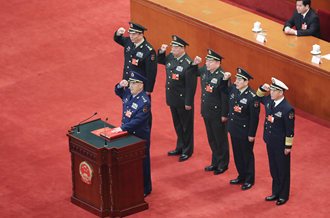 中央軍委副主席、委員進(jìn)行憲法宣誓