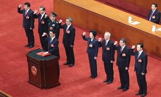 國(guó)務(wù)院副總理、國(guó)務(wù)委員、秘書(shū)長(zhǎng)進(jìn)行憲法宣誓