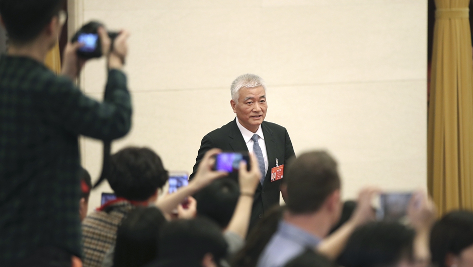 王志剛步入“部長通道”，準備接受采訪