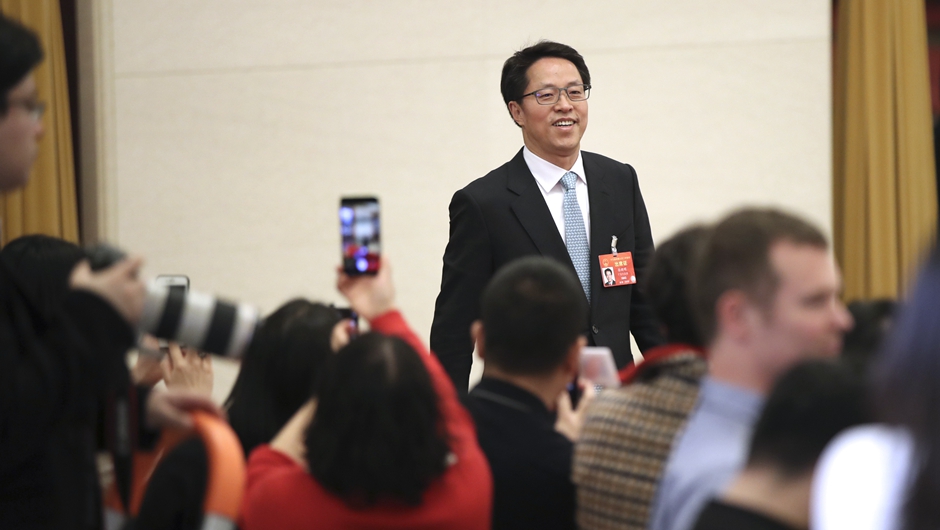 張曉明步入“部長通道”，準備接受采訪