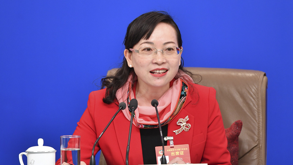 全國(guó)政協(xié)委員、湖南省湘西土家族苗族自治州政協(xié)副主席 石紅