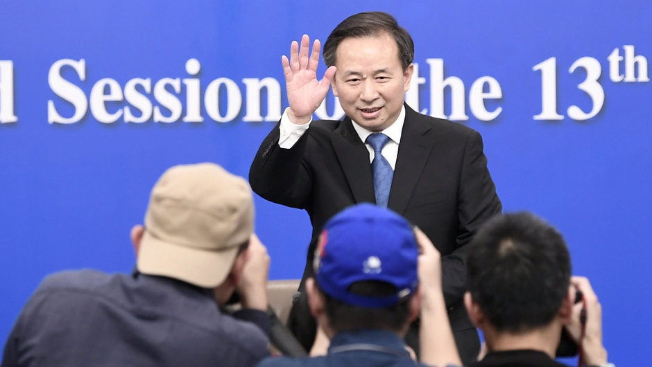 記者會(huì)開始前，李干杰向記者致意