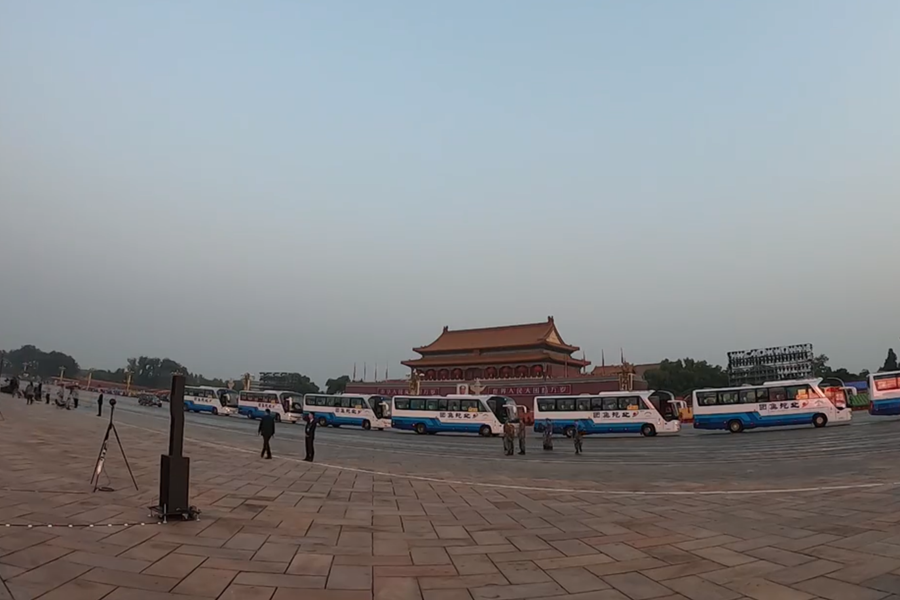 10月1日清晨的天安門城樓和長安街，燈火通明，正在準(zhǔn)備慶祝大會的工作人員雖然緊張忙碌，但仍顯得井然有序