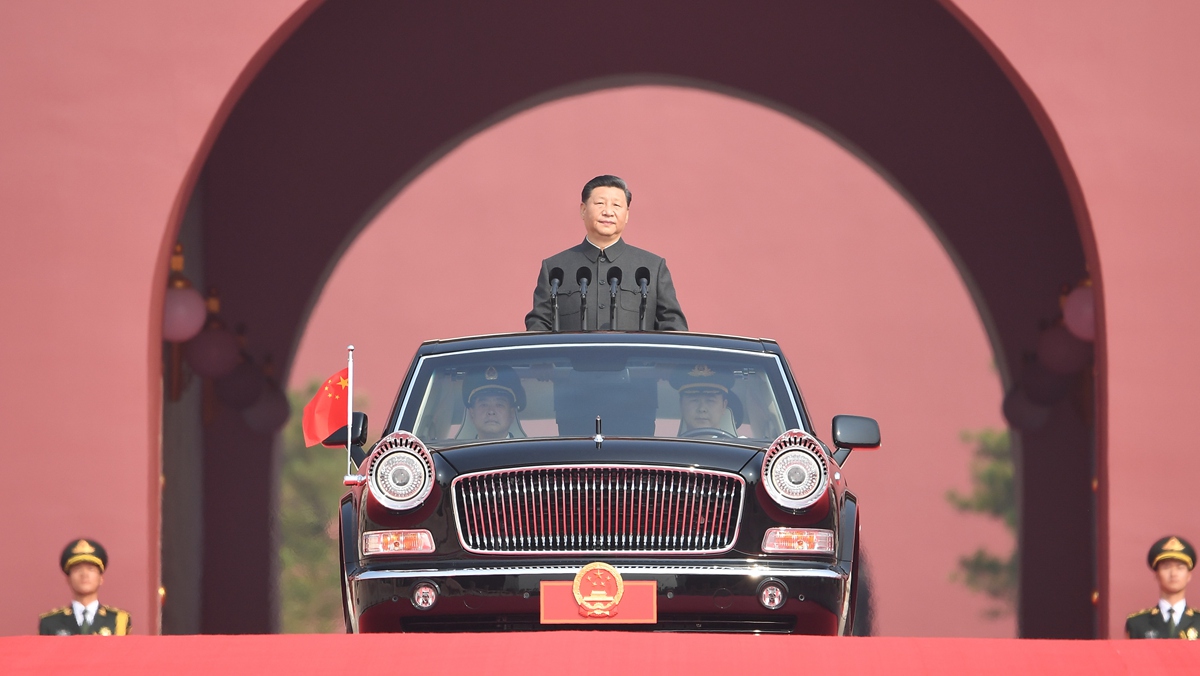 習(xí)近平乘坐檢閱車，經(jīng)過金水橋，駛上長安街