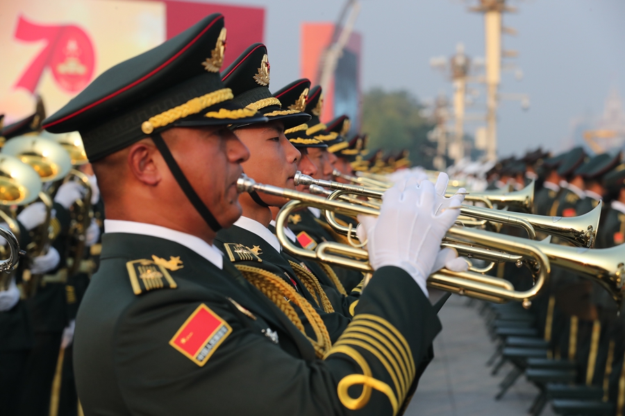 解放軍聯(lián)合軍樂團在廣場就位后進行準(zhǔn)備工作和試奏。據(jù)了解，解放軍聯(lián)合軍樂團此次演奏是從開國大典至今歷次閱兵以來演奏曲目最多的一次，不少曲目是為此次閱兵量身打造的全新作品，此次也是歷次女演奏員最多的一次。
