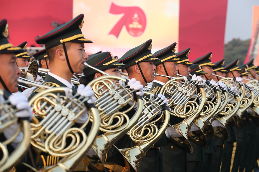 解放軍聯(lián)合軍樂團在廣場就位后進行準(zhǔn)備工作和試奏。據(jù)了解，解放軍聯(lián)合軍樂團此次演奏是從開國大典至今歷次閱兵以來演奏曲目最多的一次，不少曲目是為此次閱兵量身打造的全新作品，此次也是歷次女演奏員最多的一次。