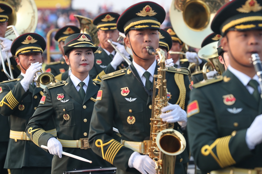 解放軍聯(lián)合軍樂團在廣場就位后進行準(zhǔn)備工作和試奏。據(jù)了解，解放軍聯(lián)合軍樂團此次演奏是從開國大典至今歷次閱兵以來演奏曲目最多的一次，不少曲目是為此次閱兵量身打造的全新作品，此次也是歷次女演奏員最多的一次。