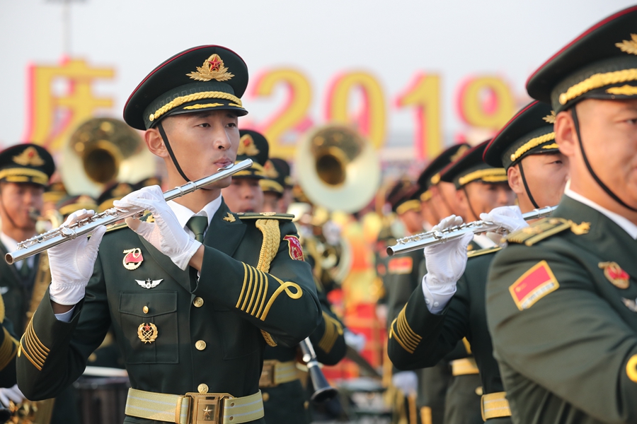 解放軍聯(lián)合軍樂團在廣場就位后進行準(zhǔn)備工作和試奏。據(jù)了解，解放軍聯(lián)合軍樂團此次演奏是從開國大典至今歷次閱兵以來演奏曲目最多的一次，不少曲目是為此次閱兵量身打造的全新作品，此次也是歷次女演奏員最多的一次。