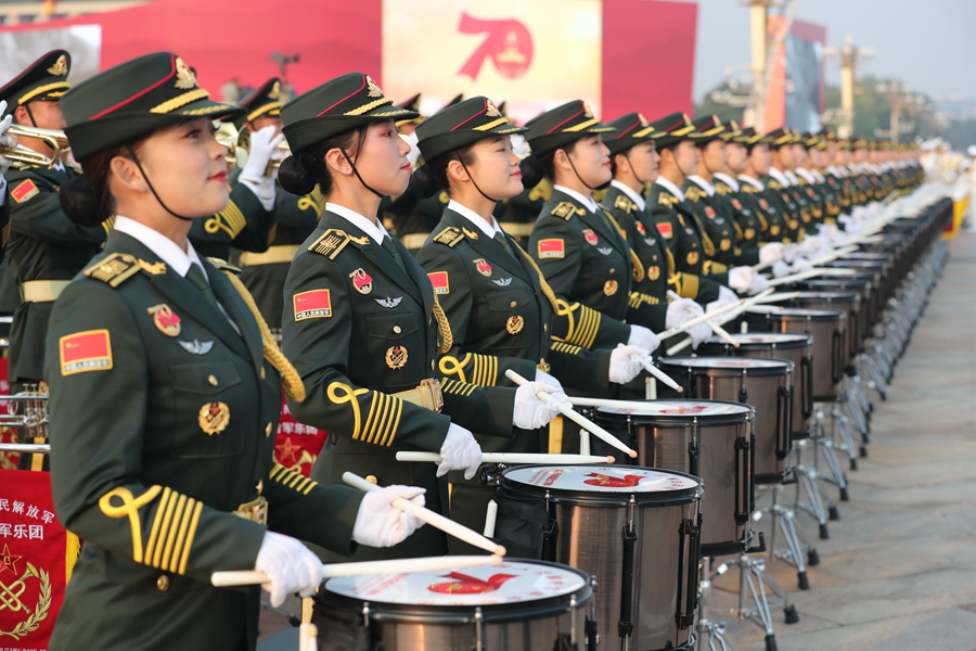 解放軍聯(lián)合軍樂團在廣場就位后進行準(zhǔn)備工作和試奏。據(jù)了解，解放軍聯(lián)合軍樂團此次演奏是從開國大典至今歷次閱兵以來演奏曲目最多的一次，不少曲目是為此次閱兵量身打造的全新作品，此次也是歷次女演奏員最多的一次。