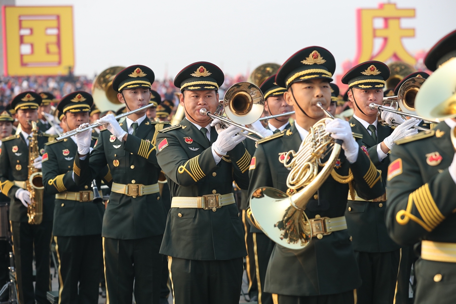 解放軍聯(lián)合軍樂團在廣場就位后進行準(zhǔn)備工作和試奏。據(jù)了解，解放軍聯(lián)合軍樂團此次演奏是從開國大典至今歷次閱兵以來演奏曲目最多的一次，不少曲目是為此次閱兵量身打造的全新作品，此次也是歷次女演奏員最多的一次。