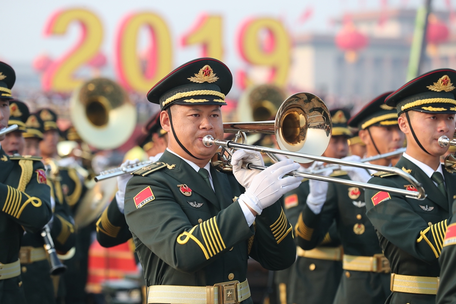 解放軍聯(lián)合軍樂團在廣場就位后進行準(zhǔn)備工作和試奏。據(jù)了解，解放軍聯(lián)合軍樂團此次演奏是從開國大典至今歷次閱兵以來演奏曲目最多的一次，不少曲目是為此次閱兵量身打造的全新作品，此次也是歷次女演奏員最多的一次。