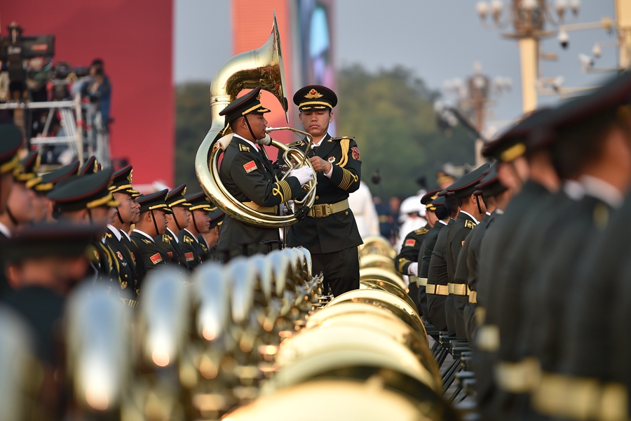 解放軍聯(lián)合軍樂團在廣場就位后進行準(zhǔn)備工作和試奏。據(jù)了解，解放軍聯(lián)合軍樂團此次演奏是從開國大典至今歷次閱兵以來演奏曲目最多的一次，不少曲目是為此次閱兵量身打造的全新作品，此次也是歷次女演奏員最多的一次。