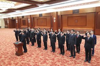 國(guó)務(wù)院部長(zhǎng)、委員會(huì)主任、中國(guó)人民銀行行長(zhǎng)、審計(jì)長(zhǎng)進(jìn)行憲法宣誓