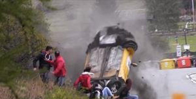 史上最幸運(yùn)撞車！圍觀群眾躲過(guò)一劫