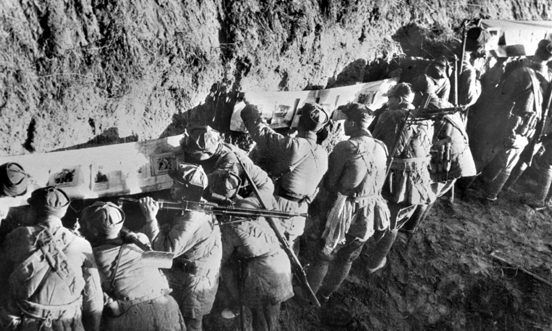 1948年冬，淮海戰(zhàn)役期間，雙堆集前沿陣地舉辦的戰(zhàn)地影展，深受解放軍戰(zhàn)士歡迎。新華社稿  袁克忠攝