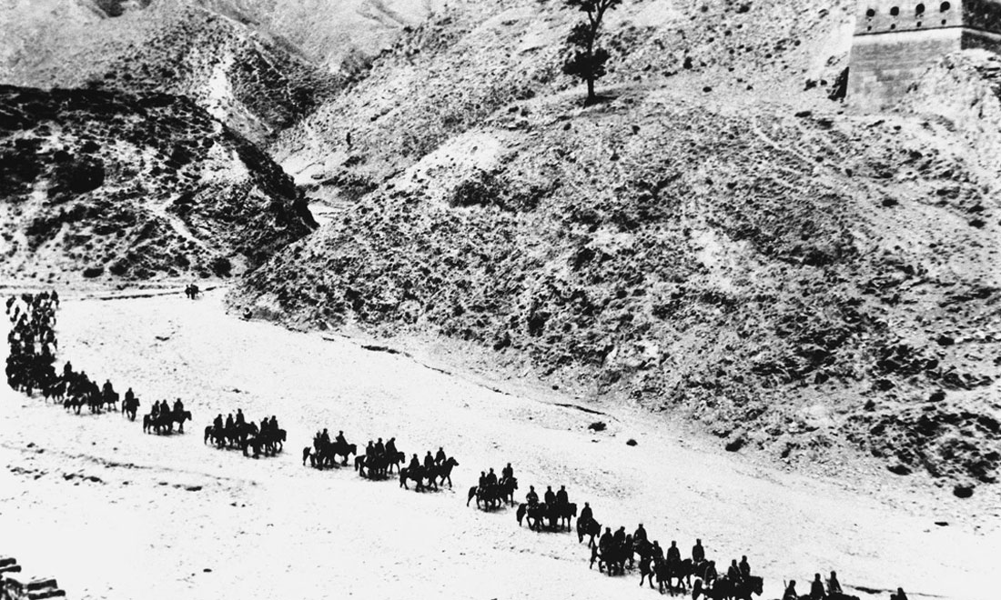 1937年11月太原失守后，八路軍向華北敵后挺進(jìn)，分兵發(fā)動群眾，開展敵后游擊戰(zhàn)爭，創(chuàng)建敵后根據(jù)地。新華社稿　沙飛攝