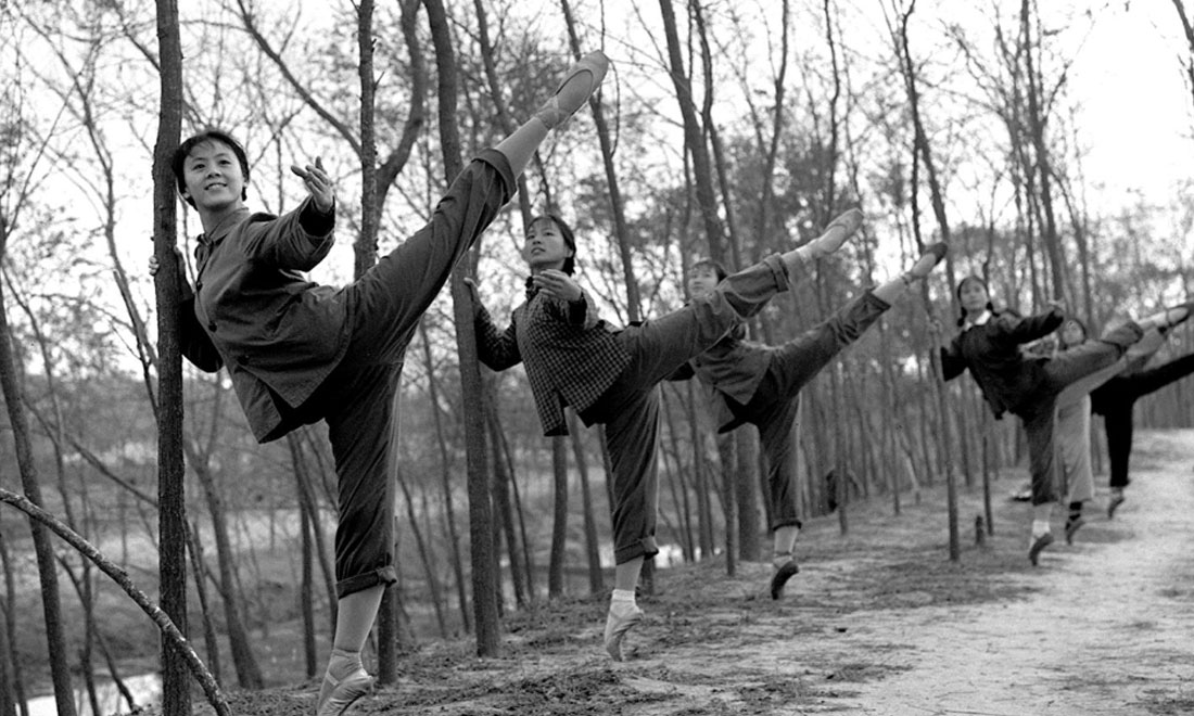 1972年秋，上海市舞蹈學(xué)校《白毛女》劇組的演員們來到上海市金山縣金衛(wèi)公社參加勞動鍛煉，在農(nóng)村也堅持練功。新華社記者黃田寶攝