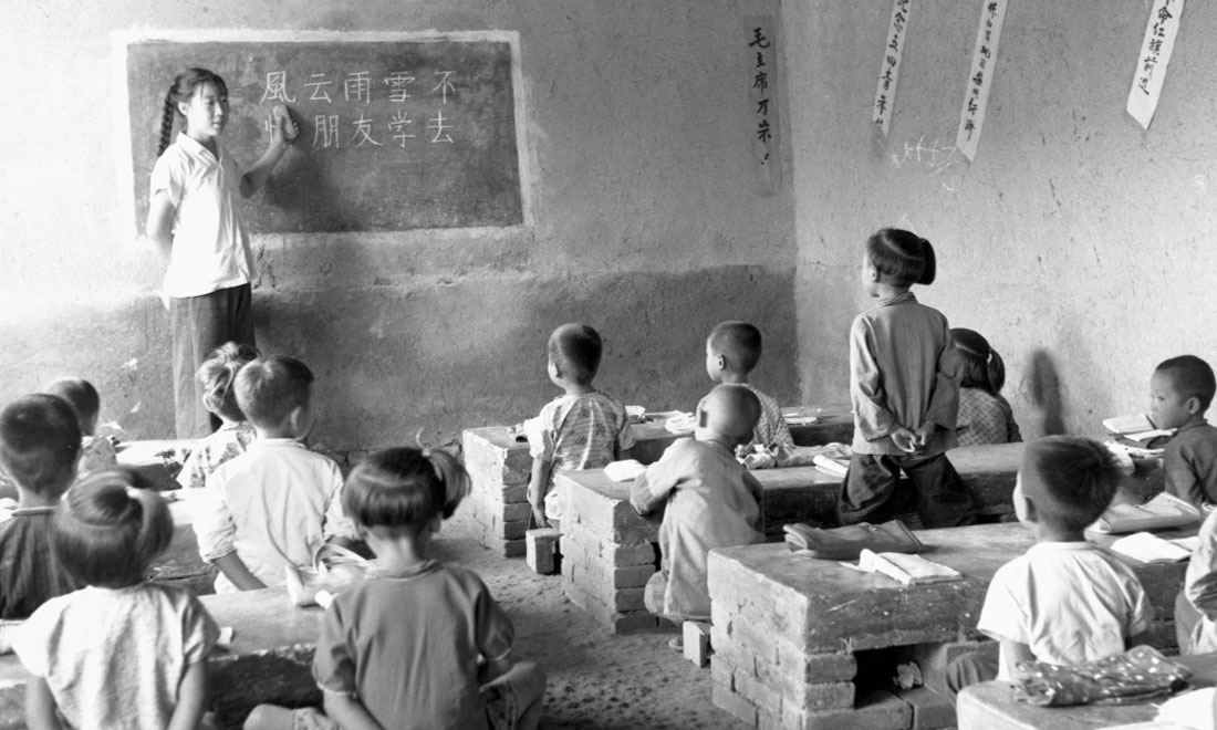 1964年夏，河北省壩縣煎茶鋪公社西煎大隊，一所耕讀小學(xué)的學(xué)生們在上課。新華社記者梁一丁攝
