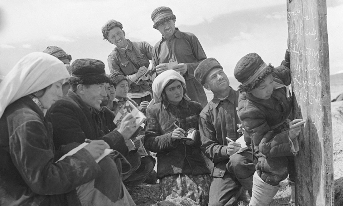 1960年6月，新疆慕士塔格峰下，大人們在小學(xué)生幫助下學(xué)習(xí)文化。新華社記者武純展攝
