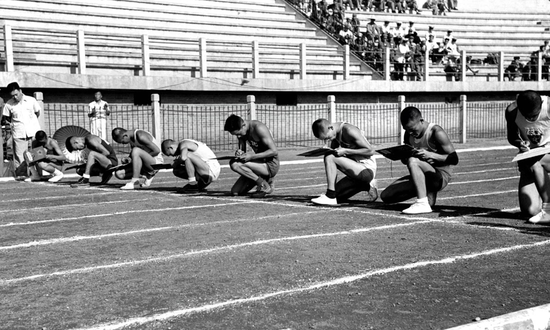 1952年8月2日，慶祝中國人民解放軍建軍25周年全軍運動會在北京舉行，運動員在進(jìn)行識字賽跑比賽。新華社記者岳國芳攝