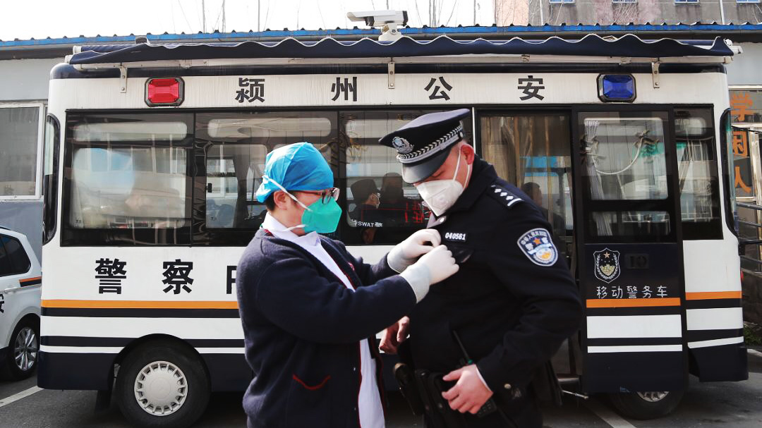 警察魏云龍：咫尺之間，各自奮戰(zhàn)