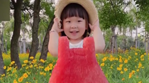 把夏天穿身上！寶媽給3歲女兒拍創(chuàng)意果蔬照