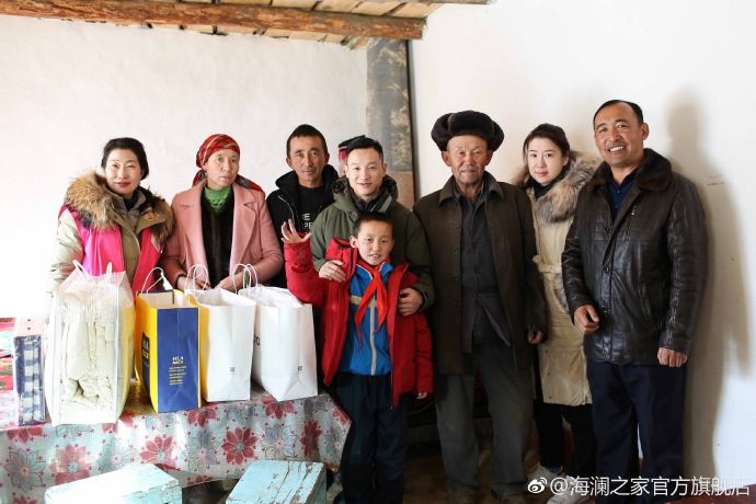 奧運(yùn)冠軍體操名將楊威把溫暖帶到北疆小朋友們的家中，把體育精神與奮斗的信念，傳遞到所有北疆孩子們的心中。