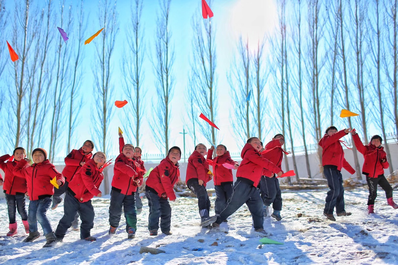 2017年11月15日， “多一克溫暖”公益行動(dòng)走進(jìn)北疆地區(qū)，實(shí)現(xiàn)了從物質(zhì)捐贈(zèng)到“物質(zhì)+精神”溫暖的升級。 “體操冠軍”楊威、好妹妹樂隊(duì)等傾情加盟，不僅為孩子們帶來加厚羽絨服和御寒物資，還準(zhǔn)備了溫暖的課堂。