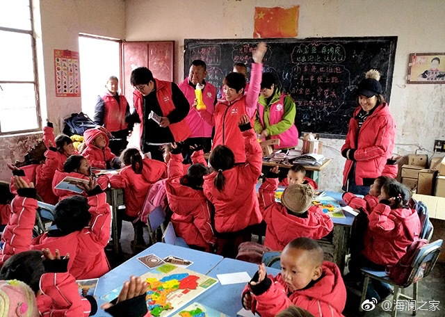 2018年，由海瀾之家攜手網(wǎng)易新聞打造的“多一課溫暖”課程平臺(tái)讓一間間溫暖的課堂走向深山與邊陲。帶著貼合孩子教育需求的線上內(nèi)容和教師、各領(lǐng)域KOL及愛心人士組成的愛心團(tuán)隊(duì)，海瀾之家用實(shí)際行動(dòng)為孩子的教育加溫，踐行“多一克溫暖”。