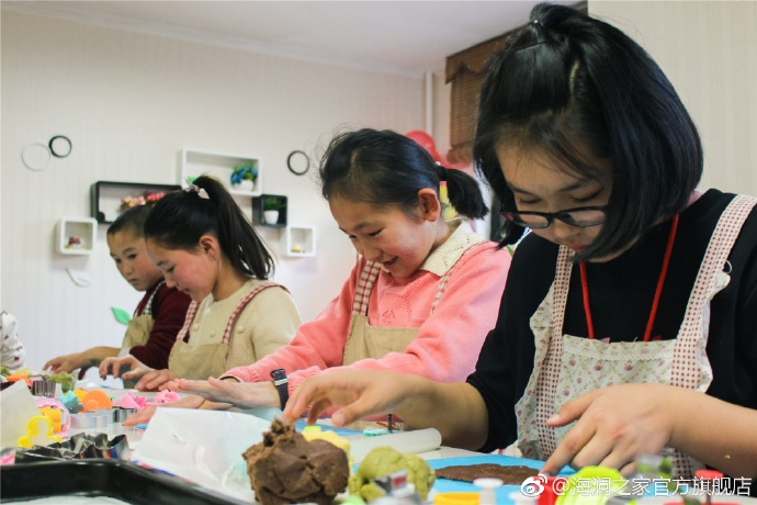 在北京，孩子們上了一節(jié)別開生面的廚藝課——手工DIY餅干。孩子們腦洞大開親自上手，從制作到出爐不僅留下了噴香的餅干，還留下了珍貴的回憶。親手做的餅干孩子們舍不得獨(dú)享，成為了回程路上最重要的“伴手禮”