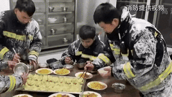 零下14度滅火后 消防員吃飯這一幕讓人心疼！