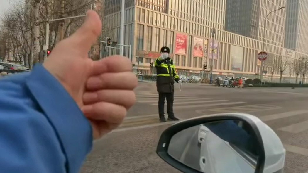 石家莊路人和交警的這個(gè)“暗號(hào)”，真暖！
