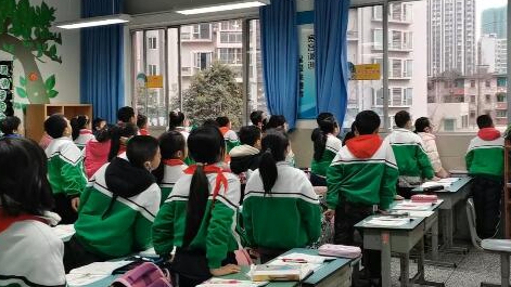 課上到一半，同學(xué)們卻把頭望向了外面！校長說：點(diǎn)贊！