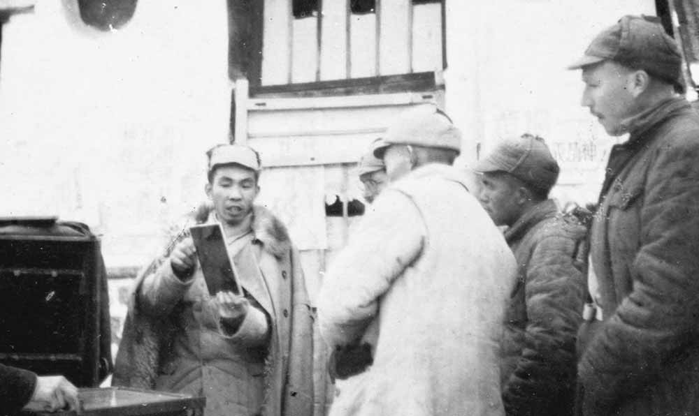沙飛向參觀者講《晉察冀畫(huà)報(bào)》的制版情況。