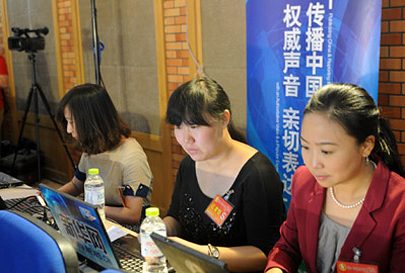 新華網(wǎng)直播工作人員在授課現(xiàn)場