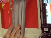 航天員王亞平在演示太空質(zhì)量測量
