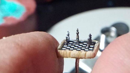 比指甲蓋還??！ 土耳其微雕藝術(shù)家雕出超小國際象棋