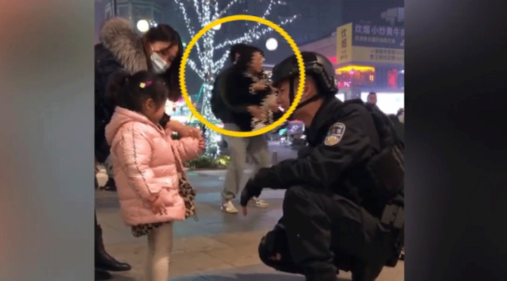 女子被特警圈粉蹲地拍照不想走，男友接下來的舉動驚呆網友