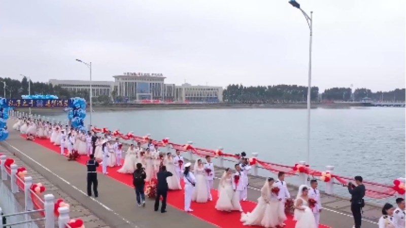 乘風破浪來娶你！海軍某部30對新人舉行集體婚禮