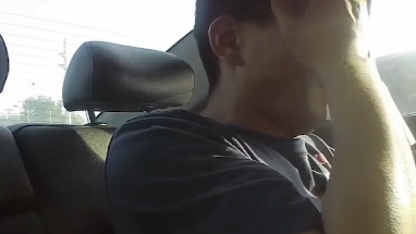 這人啥情況？他在警車上都能睡著