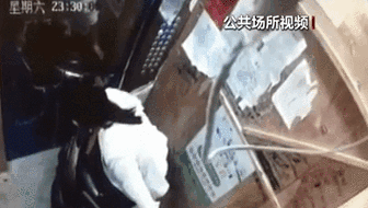 電梯內(nèi)突發(fā)自燃 電動車進(jìn)樓怎么禁？ 發(fā)現(xiàn)電瓶車有起火苗頭應(yīng)立刻撤離