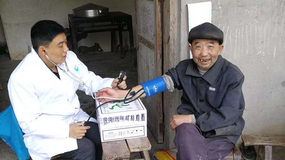 追夢中國人｜鄉(xiāng)村醫(yī)生譚明章：父子兩代堅守，致力鄉(xiāng)村醫(yī)療