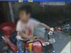 司機(jī)太小！3歲幼童駕"車"上路找媽媽